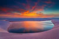 Sur la côte Atlantique, le Parc National des Lençóis Maranhenses, situé dans l’état du Maranhão, couvre une large bande au nord-est du Brésil. Ce qui ressemble à un mirage est pourtant bien réel. Au crépuscule, le soleil se reflète dans l'une des innombrables cuvettes lagunaires qui se remplissent d'eau douce à la saison des pluies. Certaines dunes peuvent atteindre 40 mètres de haut. Un instant magique sublimé par une légère saturation des couleurs.© Marcio Cabral, tous droits réservés